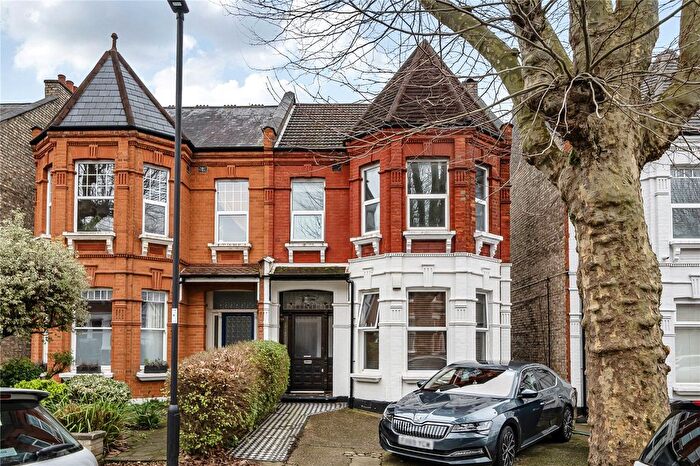 3 Bedroom Flat To Rent In Grovelands Road, Palmers Green, London, N13