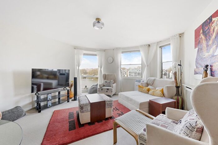 2 Bedroom Flat To Rent In Riverside Court, Nine Elms Lane, London, SW8