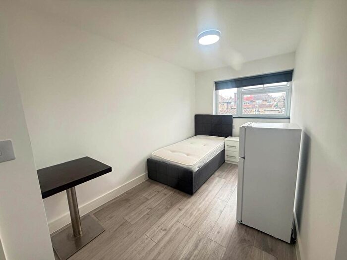 4 Bedroom Semi-detached House To Rent In Hunters Grove, Hayes, UB3