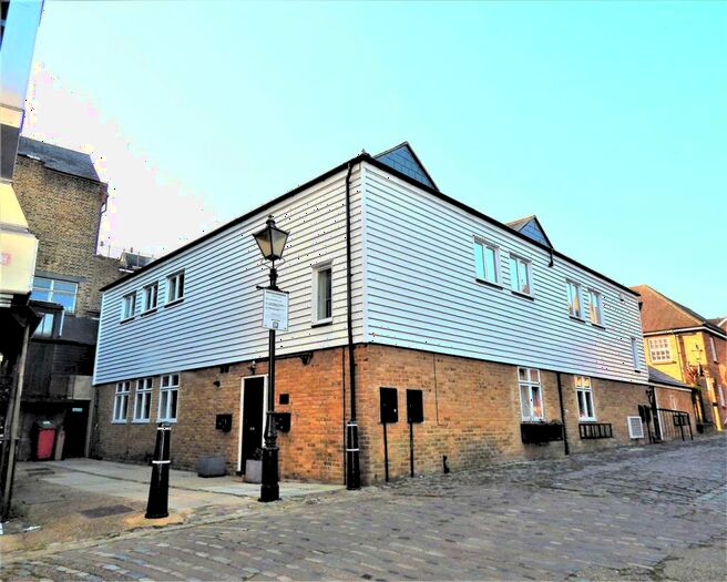 2 Bedroom Apartment To Rent In High Street, Rochester, ME1