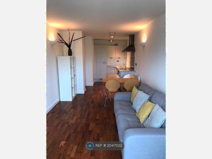 1 Bedroom Flat To Rent In Longfield Centre, Prestwich, Manchester, M25