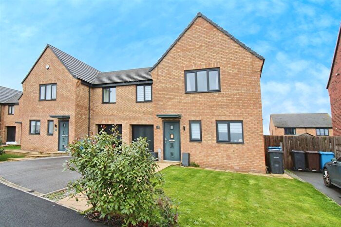 4 Bedroom Semi Detached House For Sale In De La Pryme Road, Kingswood, HU7