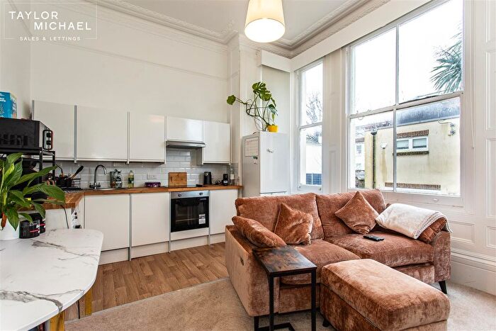 2 Bedroom Flat To Rent In St Aubyns, Hove, BN3