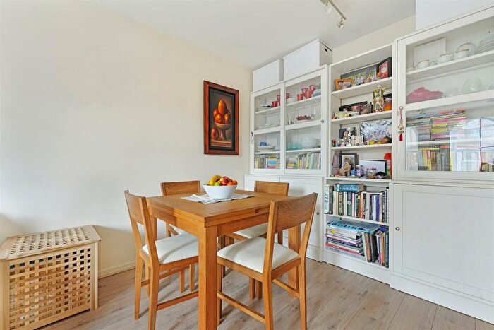 2 Bedroom Flat For Sale In Coulsden Court, Park Road, Crouch End, N8