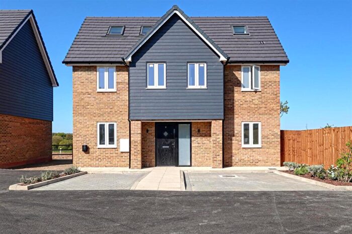 4 Bedroom Detached House For Sale In House Woodside View, Stapleford Abbotts, RM4