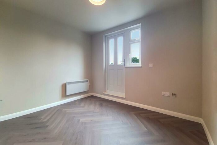 2 Bedroom Flat To Rent In High Road, Wood Green, London, N22