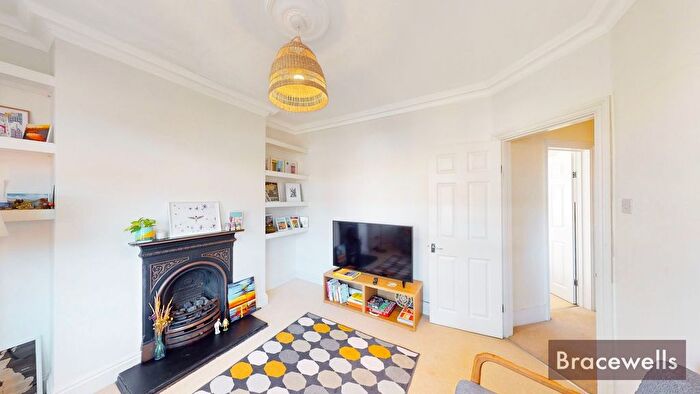 3 Bedroom Flat To Rent In South View Road, London, N8