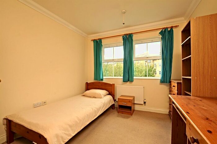 3 Bedroom Flat To Rent In Venneit Close, Oxford, OX1