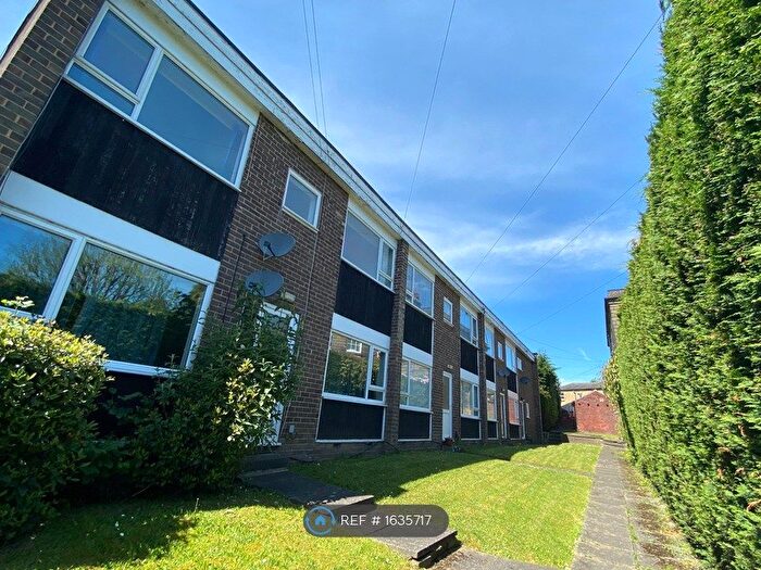 2 Bedroom Flat To Rent In Grove House Court, Leeds, LS8