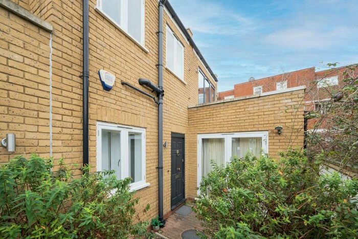 2 Bedroom Maisonette To Rent In Niveda Close, London, W12