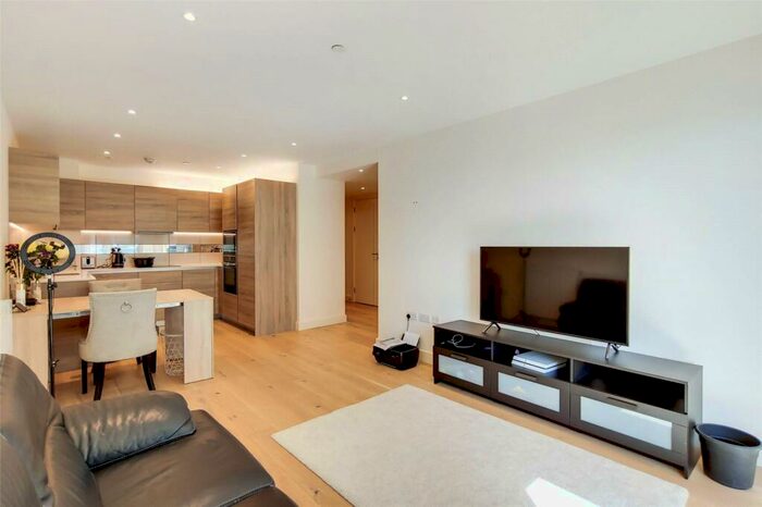 2 Bedroom Flat To Rent In Deveraux House, Duke Of Wellington Avenue, SE18