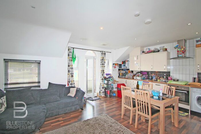 2 Bedroom Flat To Rent In Thornton Avenue, London, SW2