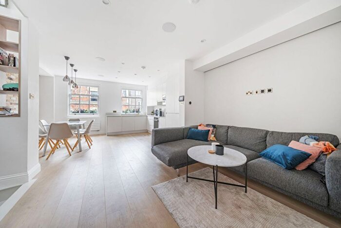3 Bedroom Flat To Rent In Windmill Street, Fitzrovia, London, W1T