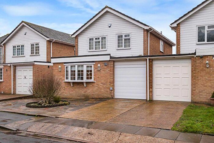 4 Bedroom Link Detached House For Sale In The Dell, Bexley, DA5
