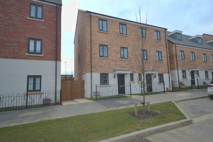 4 Bedroom Town House To Rent In The Avenue, Corby, NN17