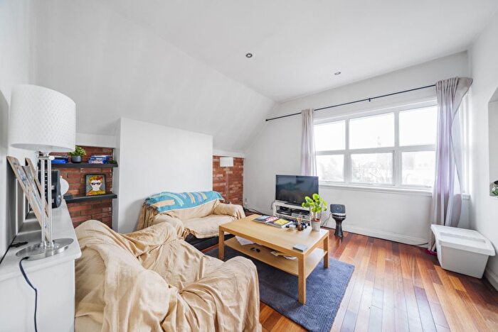 2 Bedroom Flat To Rent In Riggindale Road, Streatham, London, SW16