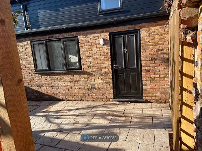 2 Bedroom Semi-Detached House To Rent In Cleveland Rd, Uxbridge, UB8