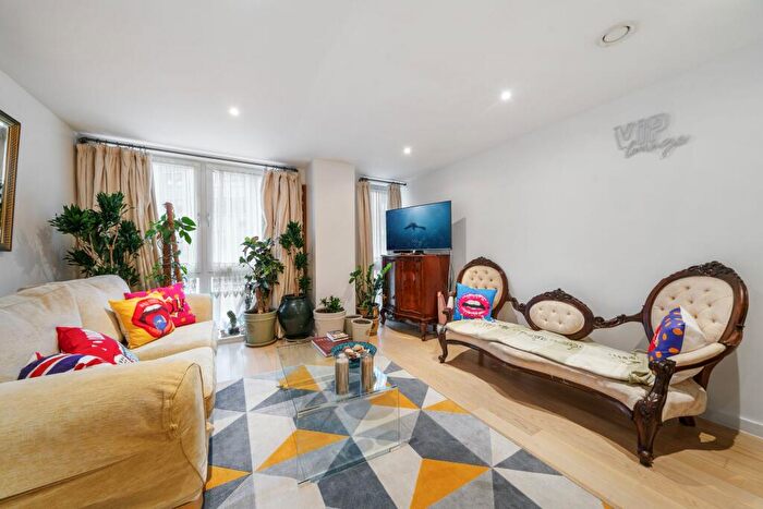 1 Bedroom Flat To Rent In Britannia Walk, London, N1