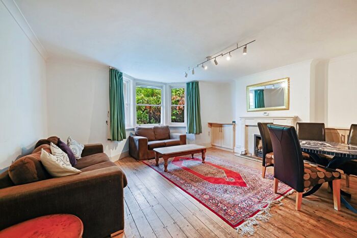 2 Bedroom Flat To Rent In Thornton Hill, SW19