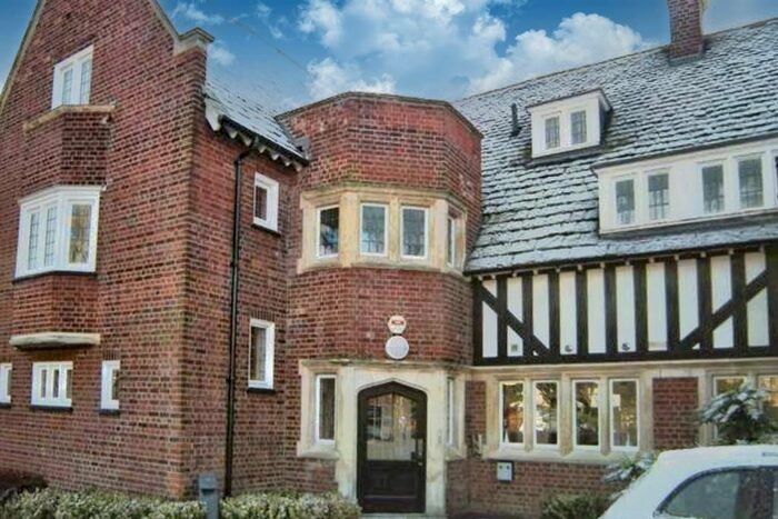 3 Bedroom Flat To Rent In Honeywell Close, Oadby, Leicester, LE2