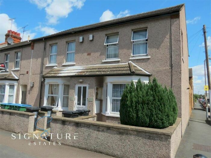 1 Bedroom Flat To Rent In Queens Avenue, Watford, WD18