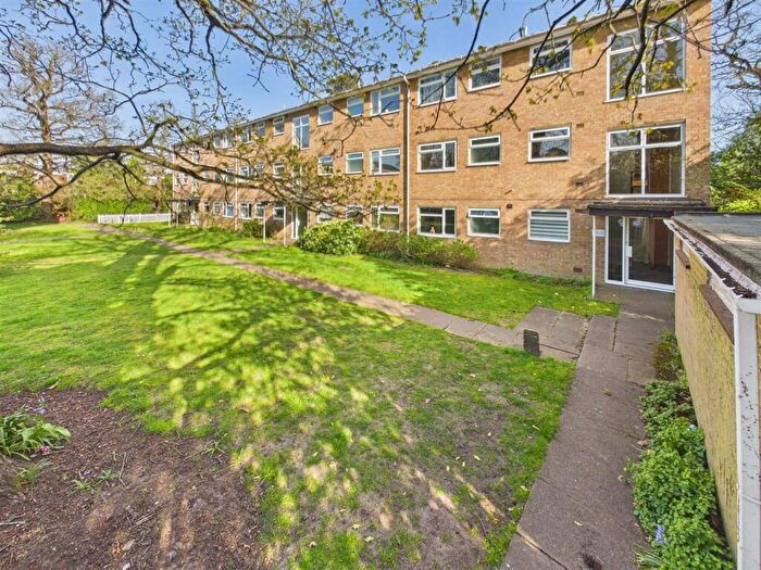 2 Bedroom Apartment For Sale In Oakdene Court, Walton-On-Thames, KT12