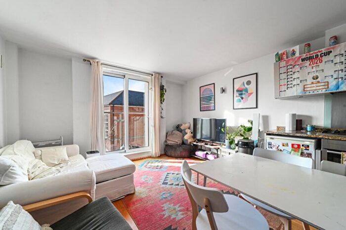 2 Bedroom Apartment To Rent In Enfield Road, London, N1