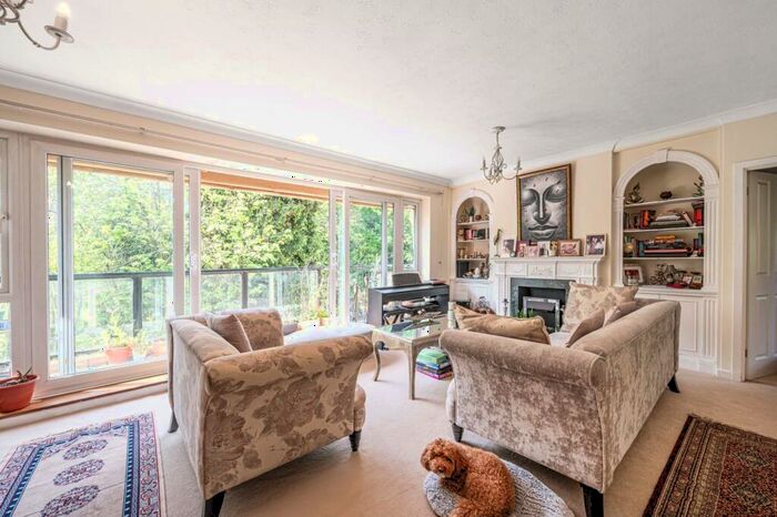 3 Bedroom Flat To Rent In Holders Hill Road, Mill Hill East, London, NW4