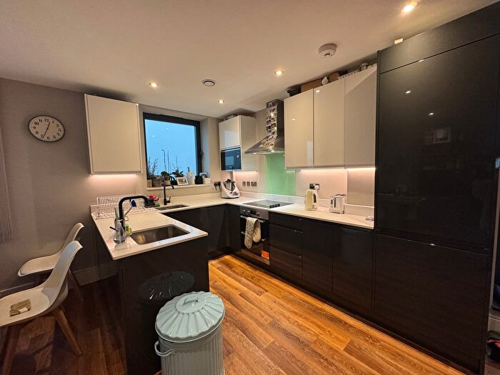 2 Bedroom Flat To Rent In Heather Gardens, London, NW11