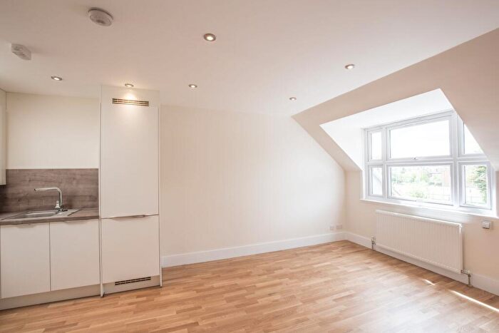 1 Bedroom Flat To Rent In Centre Court, Oakleigh Road North, N20
