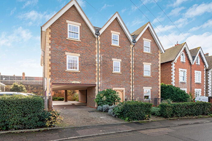 2 Bedroom Maisonette For Sale In Nightingale Road, Guildford, GU1