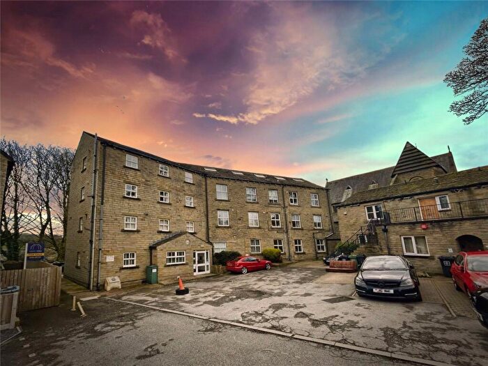 2 Bedroom Apartment To Rent In St Philips Court, Birchencliffe, Huddersfield, HD3