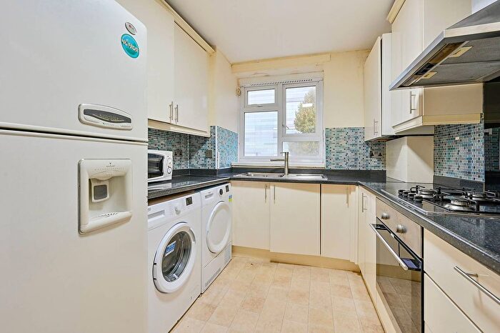 3 Bedroom Flat For Sale In Macfarlane Road, Shepherd's Bush, London, W12