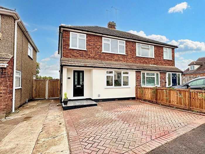 3 Bedroom Semi-Detached House For Sale In Passingham Ave, Billericay, CM11
