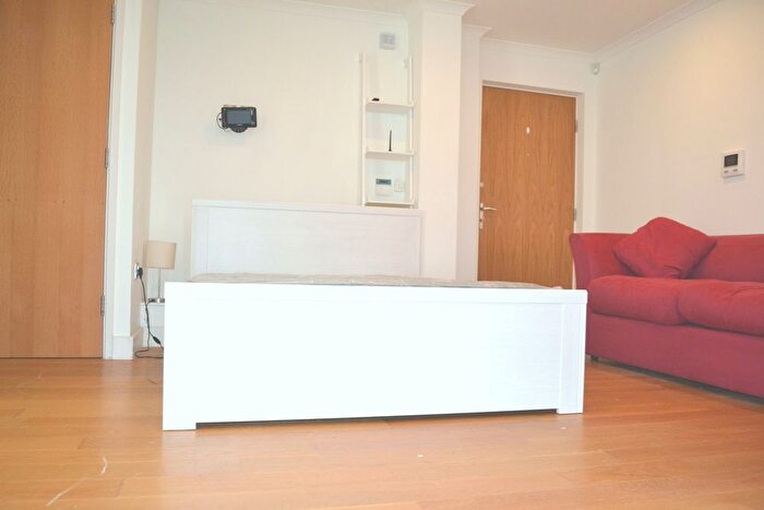 Studio To Rent In Redmans Road, Whitechapel, London, E1