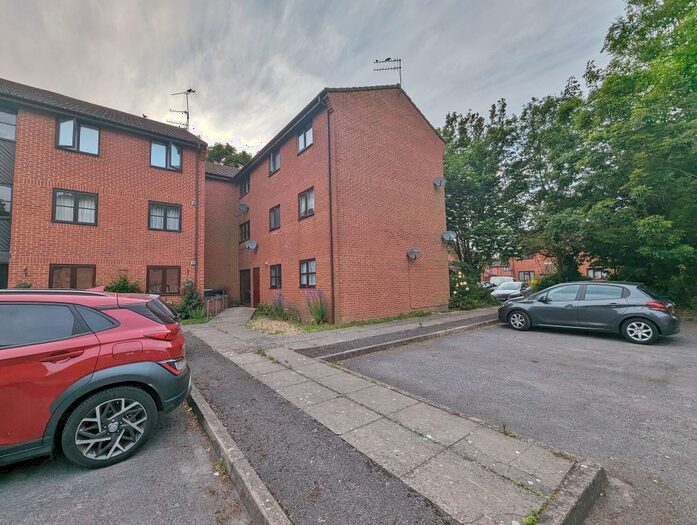 Studio To Rent In Honeywood Close, Portsmouth, PO3