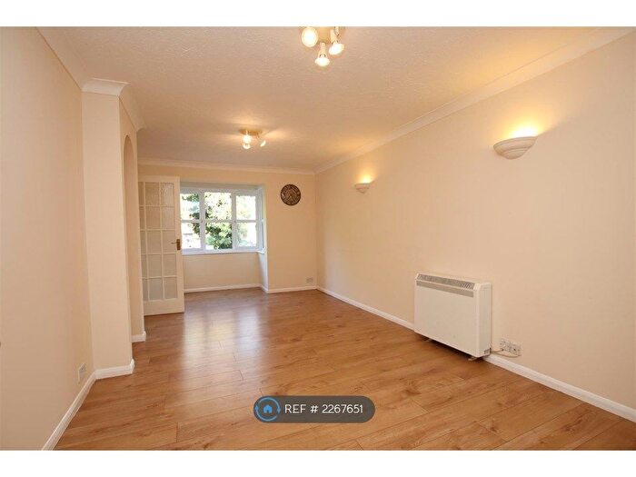 2 Bedroom Flat To Rent In Bishops Court, Greenhithe, DA9
