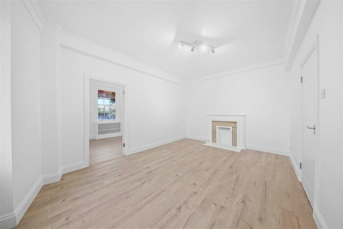 2 Bedroom Flat To Rent In Forset Court, Edgware Road, London, W2