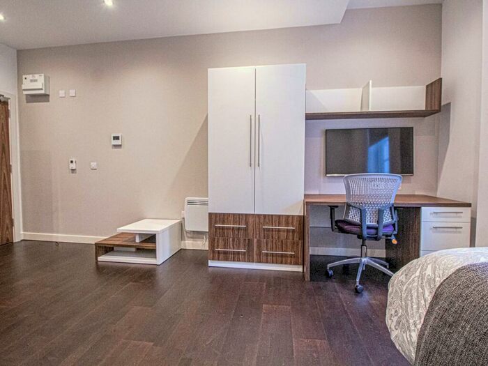 Apartment To Rent In Park Square South, Leeds, #, LS1