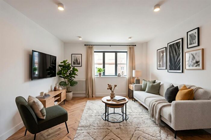 2 Bedroom Flat For Sale In Kinsman Mews, Hertford, SG13
