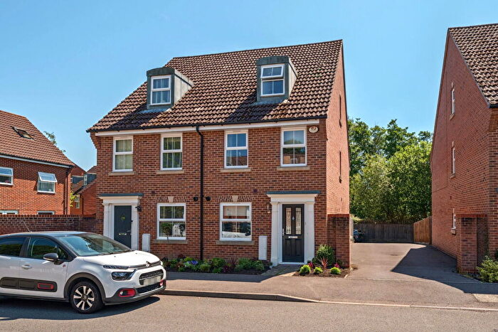 3 Bedroom Town House For Sale In Kirby Drive, Bramley, RG26