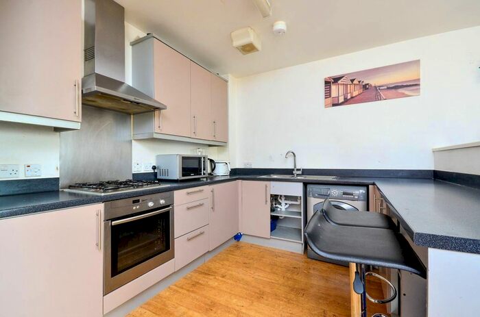 3 Bedroom Flat To Rent In Woodgrange Road, Forest Gate, London, E7