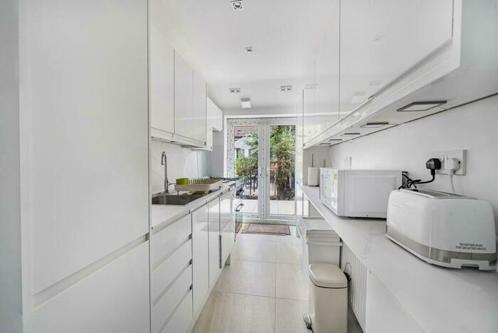 3 Bedroom Flat To Rent In Spruce Hills Road, Walthamstow, London, E17