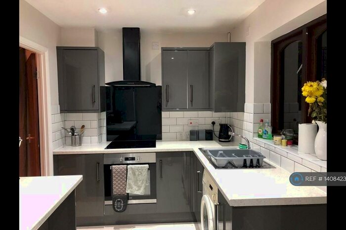 2 Bedroom Semi-Detached House To Rent In Warren Avenue, Leicester, LE4