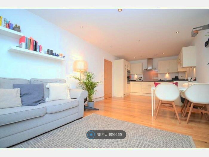 2 Bedroom Flat To Rent In Kingman Way, Newbury, RG14