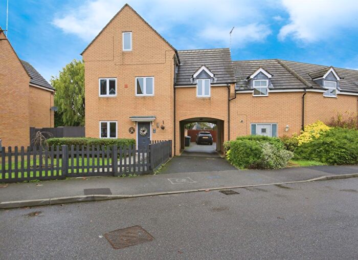 4 Bedroom Link Detached House For Sale In Shackleton Way, Yaxley, Peterborough, PE7