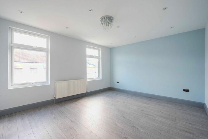 3 Bedroom Flat To Rent In Haydons Road, Wimbledon, London, SW19