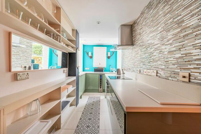 2 Bedroom Flat To Rent In Bassett Road, North Kensington, London, W10