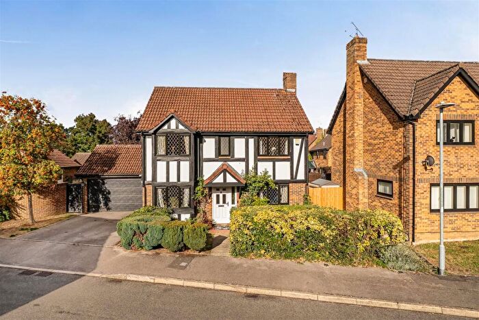 4 Bedroom Detached House For Sale In Woodward Close, Winnersh, Berkshire, RG41