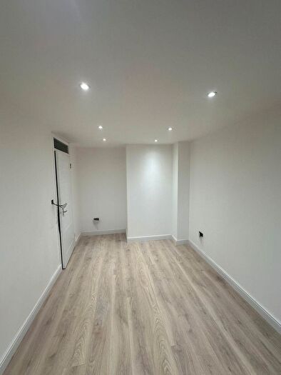 2 Bedroom Flat To Rent In Chase Road, London, N14